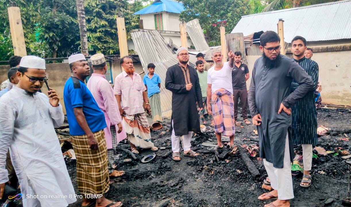 চৌদ্দগ্রামে অগ্নিকান্ডে ক্ষতিগ্রস্থ পরিবারের পাশে বাংলাদেশ জামায়াতে ইসলামীর নেতৃবৃন্দ