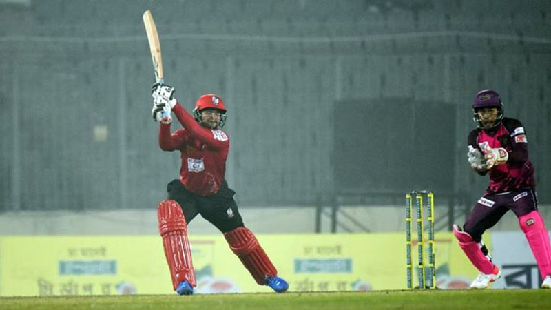 আম্পায়ারের সিদ্ধান্তে ক্ষুব্ধ হয়ে তেড়ে গেলেন সাকিব